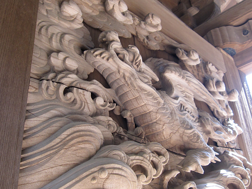 円覚寺　門に彫られた龍