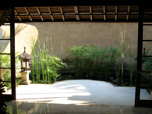 アマンダリの庭と池